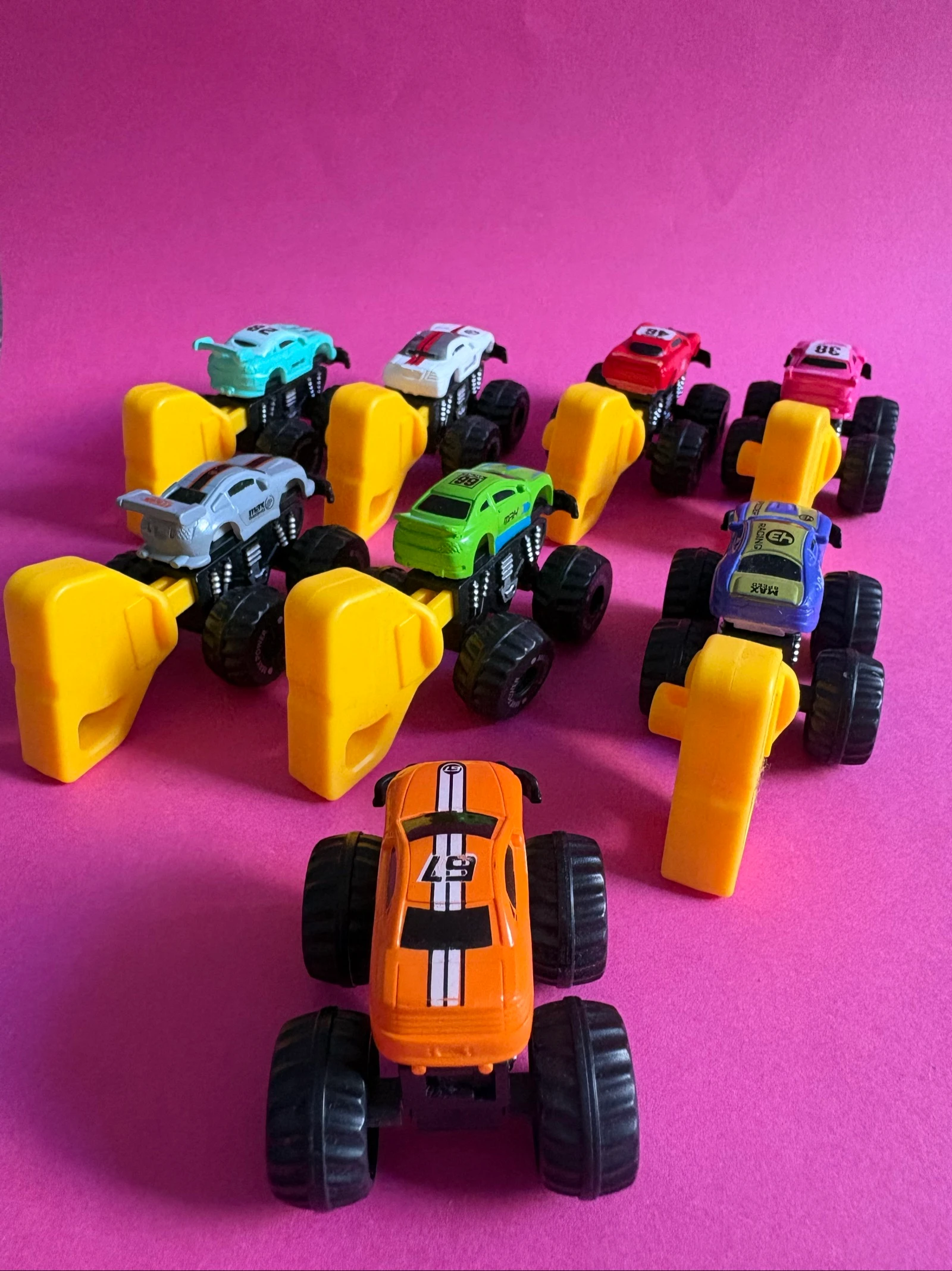 Lote de 8 mini monster trucks de fricção retró / lançadores - Brinquedos para crianças – photo 4